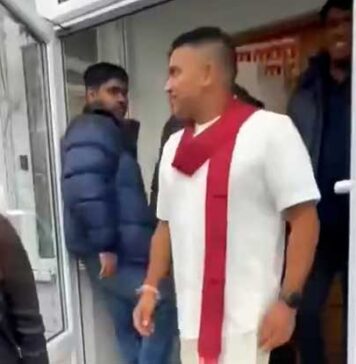 ඔඩීෂාවලින් පසු ආසියාවේ නැගී එන නායකයා ඔක්ස්ෆර්ඩ් සිසුන්ට පෙන්වන්න රැගෙන යමින්..