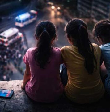 කොරියානු සංස්කෘතියට දැඩි ලෙස අබ්බැහි වුණු දියණියන් තිදෙනා මහල් නවයකින් බිමට පනී