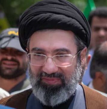 අලි කමේනිගේ පුත් මොජ්ටබා කමේනි ඉරානයේ නව උත්තරීතර නායකයා ලෙස පත් කරයි..