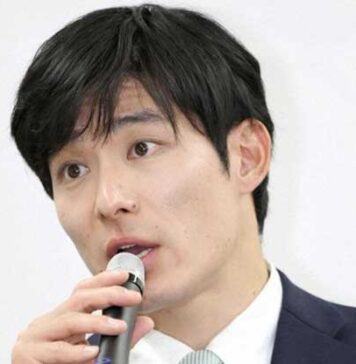 කඩවසම් පෙනුම නිසා ජපානයේ ලාබාලතම ආණ්ඩුකාරවරයාට කෙල්ලෝ පිස්සු වැටිලා..