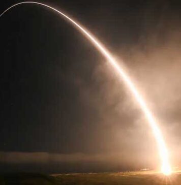 ඇමෙරිකාව පෘතුවියේ ඕනෑම තැනක් විනාශ කළ හැකි Doomsday මිසයිලය අත්හදා බලයි..