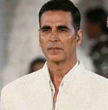 ‘භූත් බංග්ලා’ (Bhoot Bangla) චිත්රපටය නිකුත් කිරීමට පෙර අක්ෂේ කුමාර් මහාකාලේෂ්වර් දේවස්ථානයට